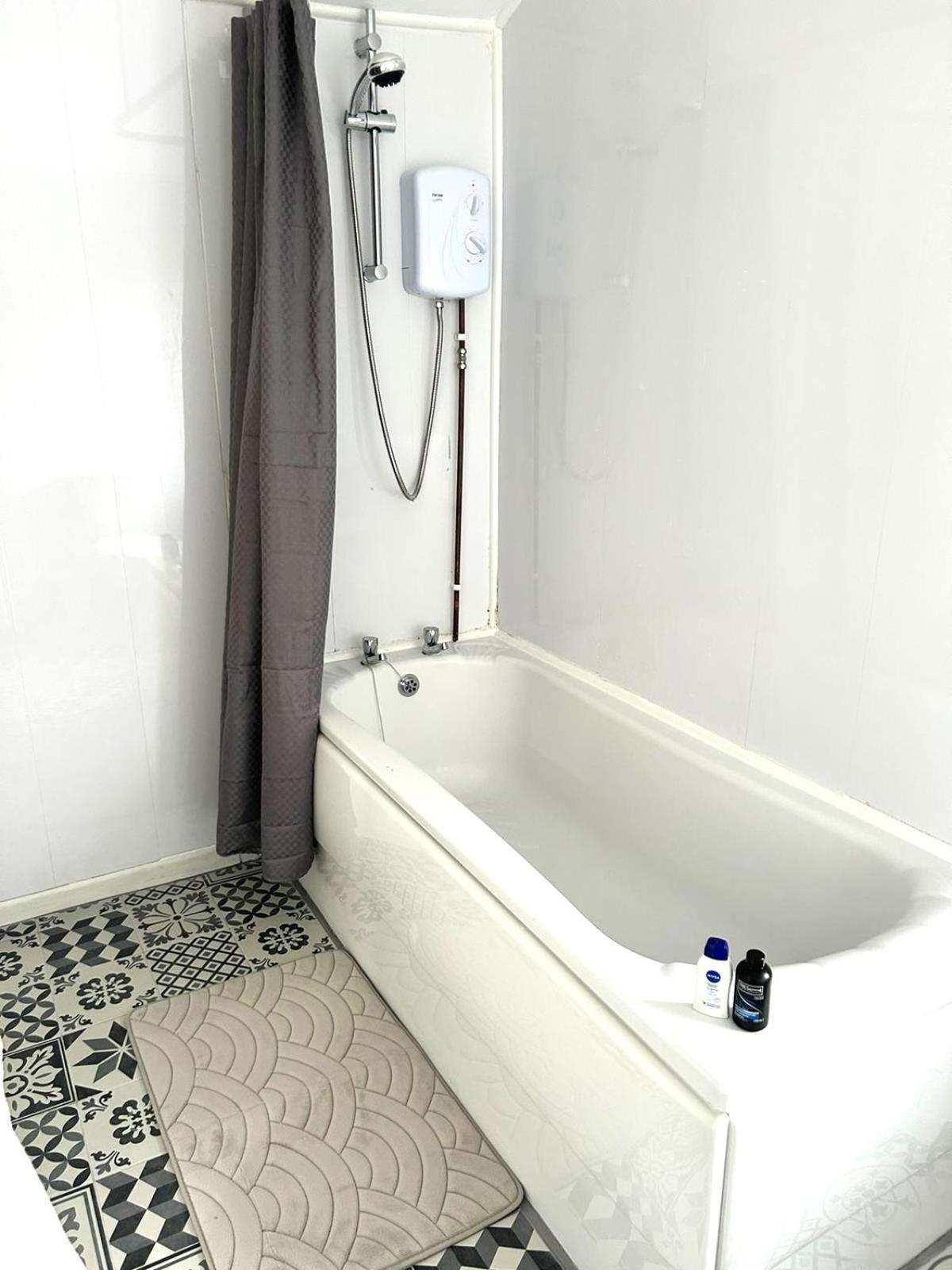Mideyah Stays - 3 Bed Comfy House คาร์ดิฟฟ์ ภายนอก รูปภาพ